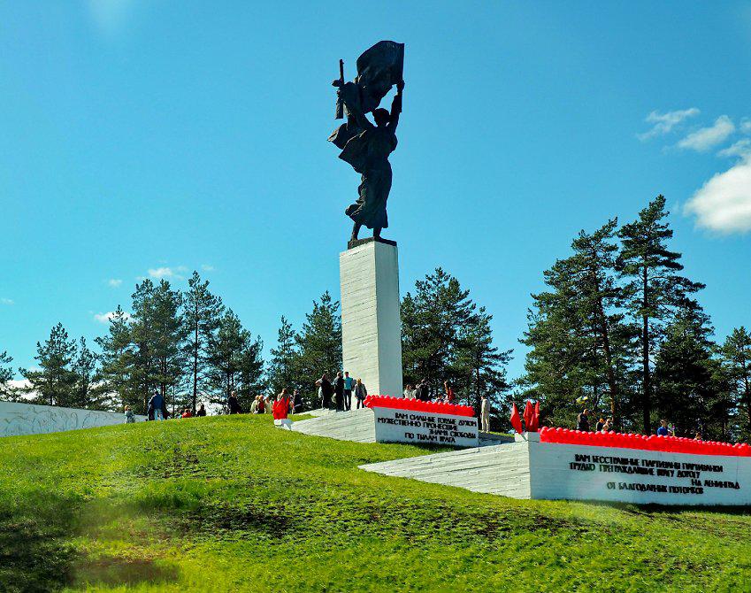 Слава под. Мемориал Партизанская Слава Луга. Партизанская Слава город Луга. Партизанская Слава Луга памятник. Памятник Партизанской славы в Ленинградской области.